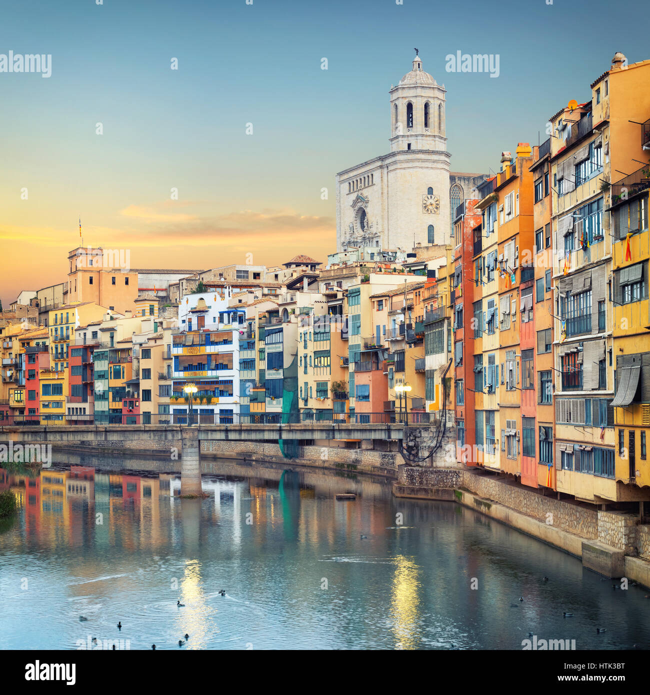 Vieille ville de Gérone, vue sur la rivière Onyar Banque D'Images