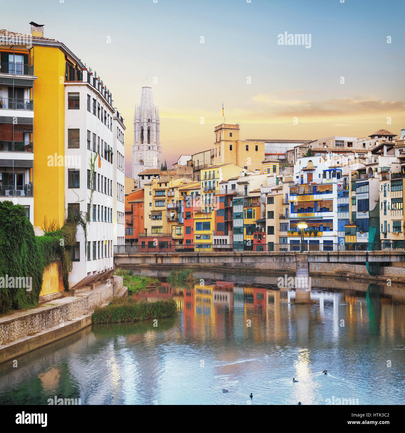 Vieille ville de Gérone, vue sur la rivière Onyar Banque D'Images