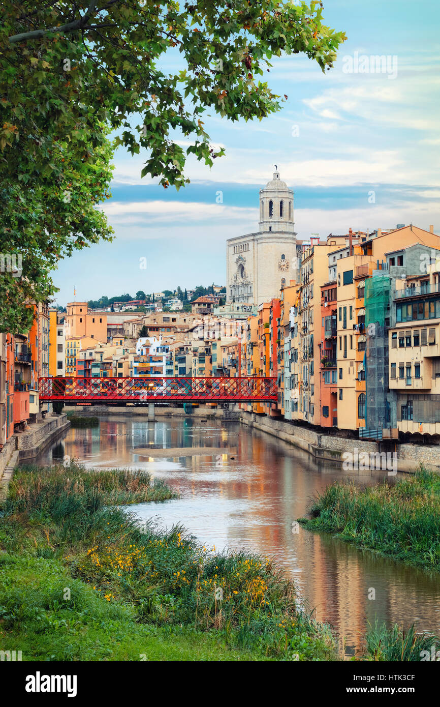Vieille ville de Gérone, vue sur la rivière Onyar Banque D'Images