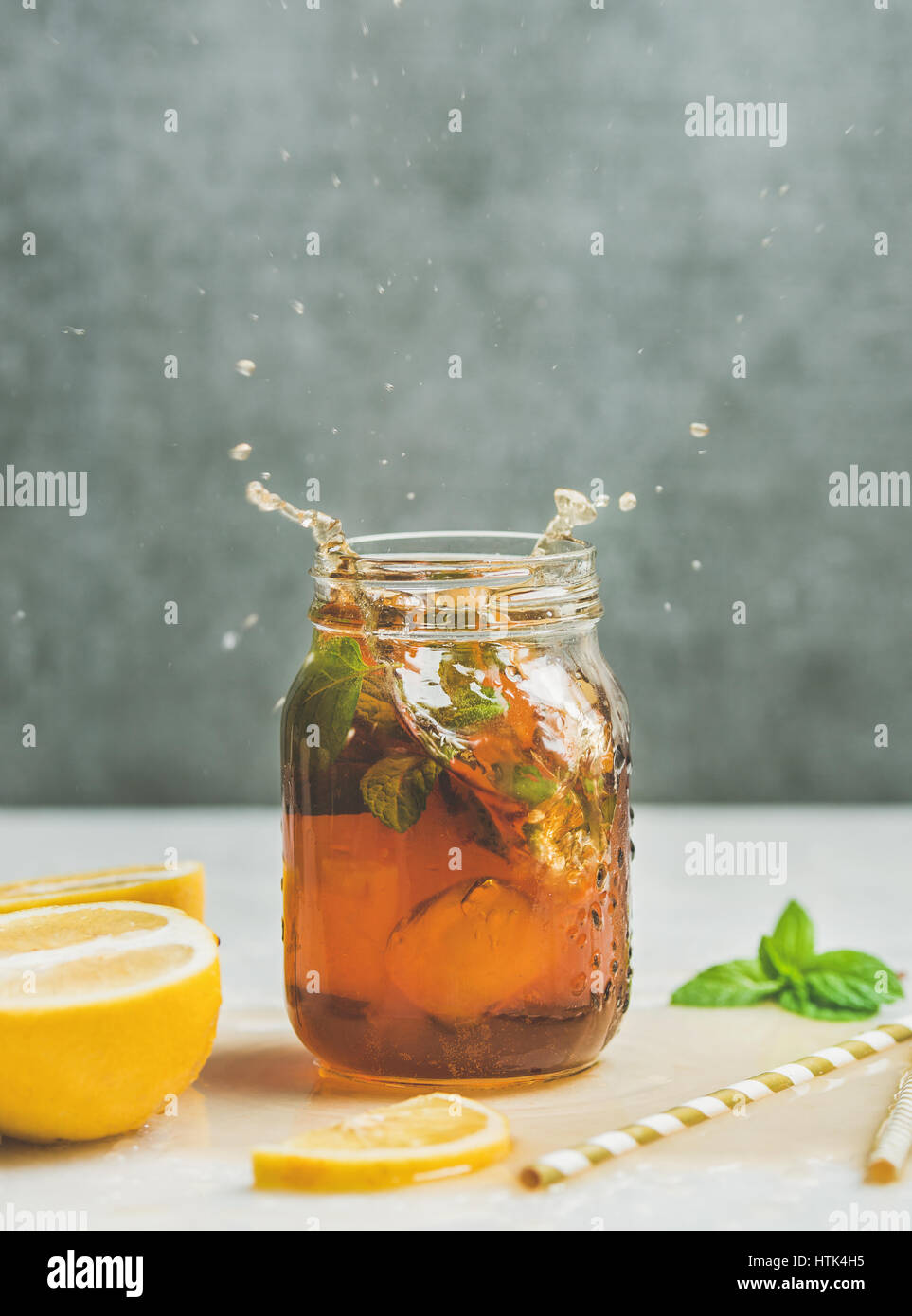 De l'été thé glacé au citron et herbes, copy space Banque D'Images