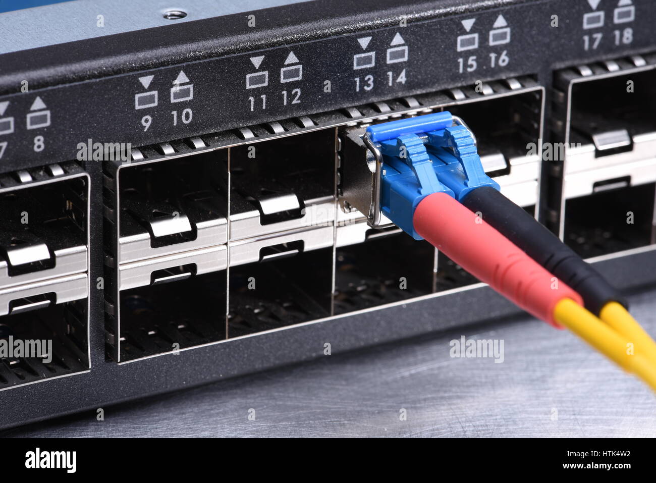 La technologie internet fibre optique câbles périphériques réseau dans l'interrupteur Banque D'Images
