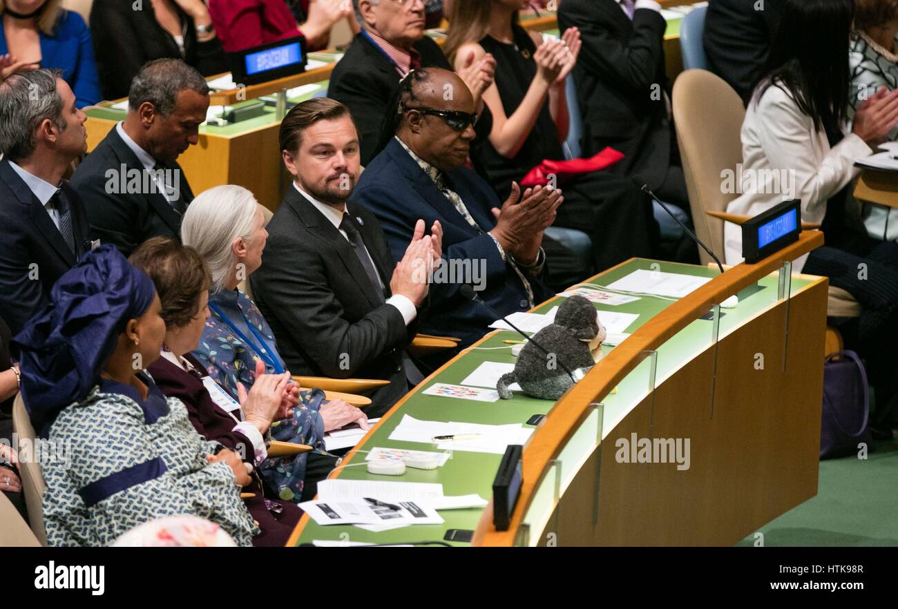 Organisation des Nations Unies, New York, USA, 16 septembre 2016 - Leonardo DiCaprio, Jane Goodall avec les dignitaires de l'ONU au cours de la cérémonie de la cloche de la paix à l'occasion du 35e anniversaire de la Journée internationale de la paix (21 septembre) a commémoré aujourd'hui au siège des Nations Unies à New York. Photo par : Luiz Rampelotto/EuropaNewswire dans le monde d'utilisation | Banque D'Images