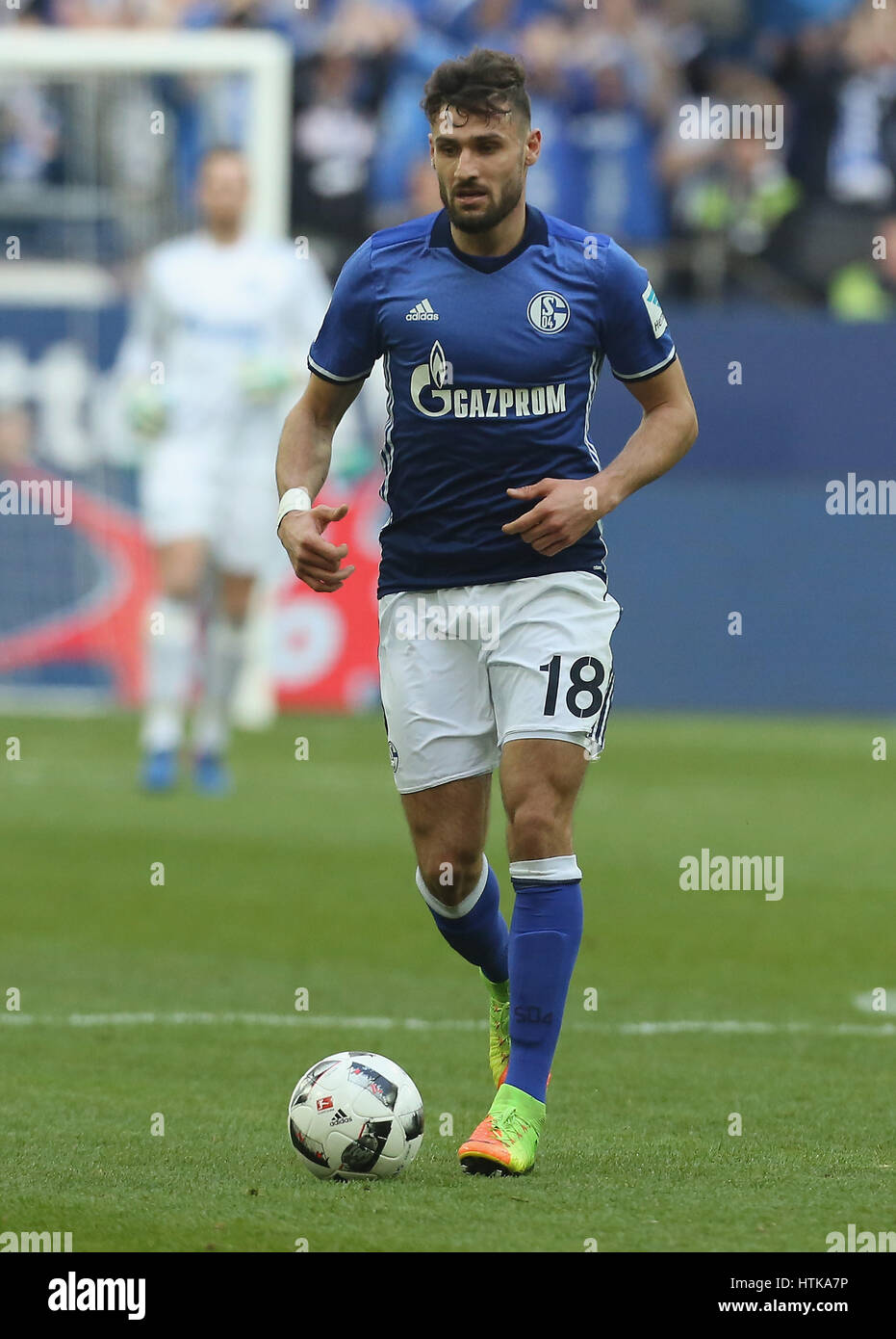 Gelsenkirchen, Allemagne. Mar 12, 2017. Gelsenkirchen, Allemagne 12 mars 2017, Bundesliga, saison 2016/2017, journée 24, FC Schalke 04 vs FC Augsburg : Daniel Caligiuri (Schalke) contrôle la balle. Credit : Juergen Schwarz/Alamy Live News Banque D'Images