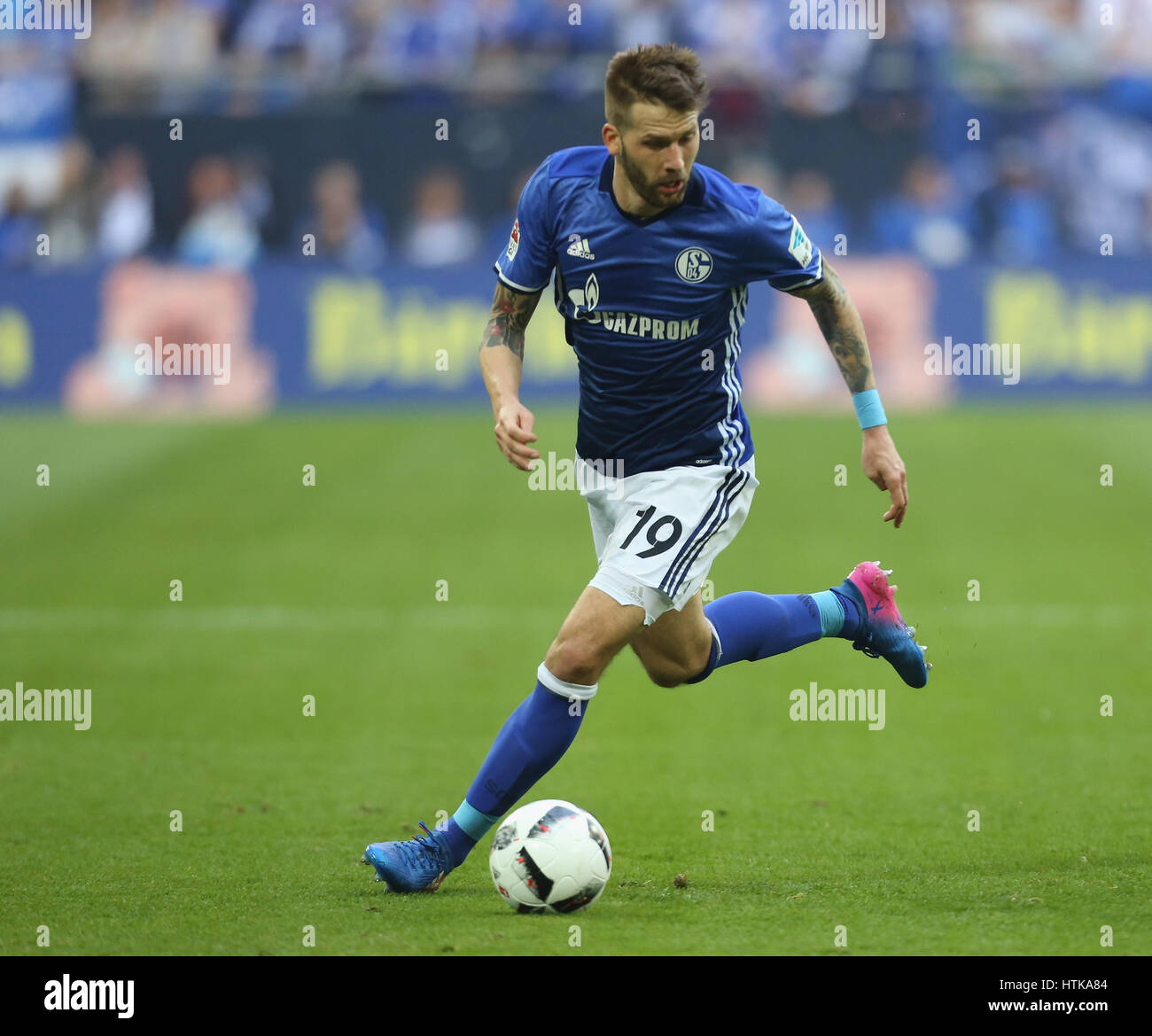 Gelsenkirchen, Allemagne. Mar 12, 2017. Gelsenkirchen, Allemagne 12 mars 2017, Bundesliga, saison 2016/2017, journée 24, FC Schalke 04 vs FC Augsburg : Guido Burgstallerge contrôle la balle. Credit : Juergen Schwarz/Alamy Live News Banque D'Images