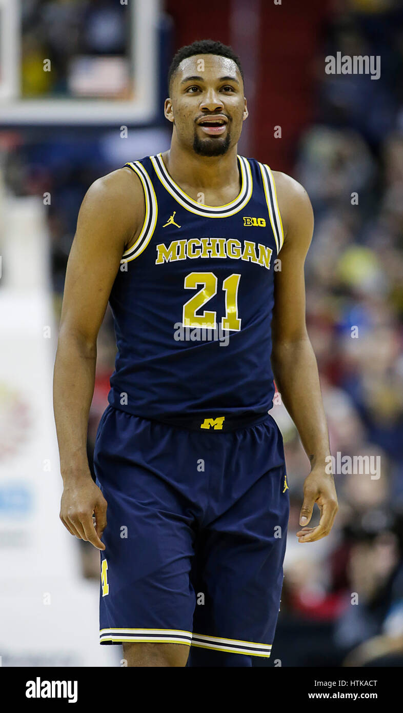 Washington, DC, USA. Mar 12, 2017. Michigan Wolverines G/F # 21 Zak Irvin lors du grand tournoi de basket-ball hommes 10 match de championnat entre le Wisconsin et le Michigan Wolverines Blaireau au Verizon Center à Washington, DC. Michigan remporte le Grand tournoi 10 vaincre le Wisconsin, 71-56. Justin Cooper/CSM/Alamy Live News Banque D'Images