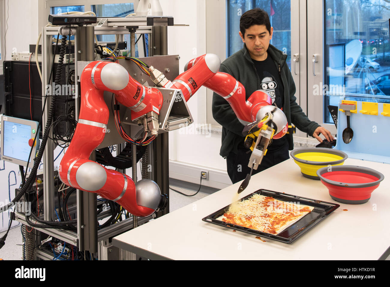 Brême, Allemagne. Mar 8, 2017. Ingénieur développement Alexis Maldonado montres un robot de l'institut de recherche 'l'Intelligence Artificielle (IA)' pizza à l'université de Brême, Allemagne, le 8 mars 2017. Les scientifiques de l'ordinateur et le robot en ce moment tenter de modifier et programmer des robots afin de les aider dans la cuisine, entre autres. Photo : Ingo Wagner/dpa/Alamy Live News Banque D'Images