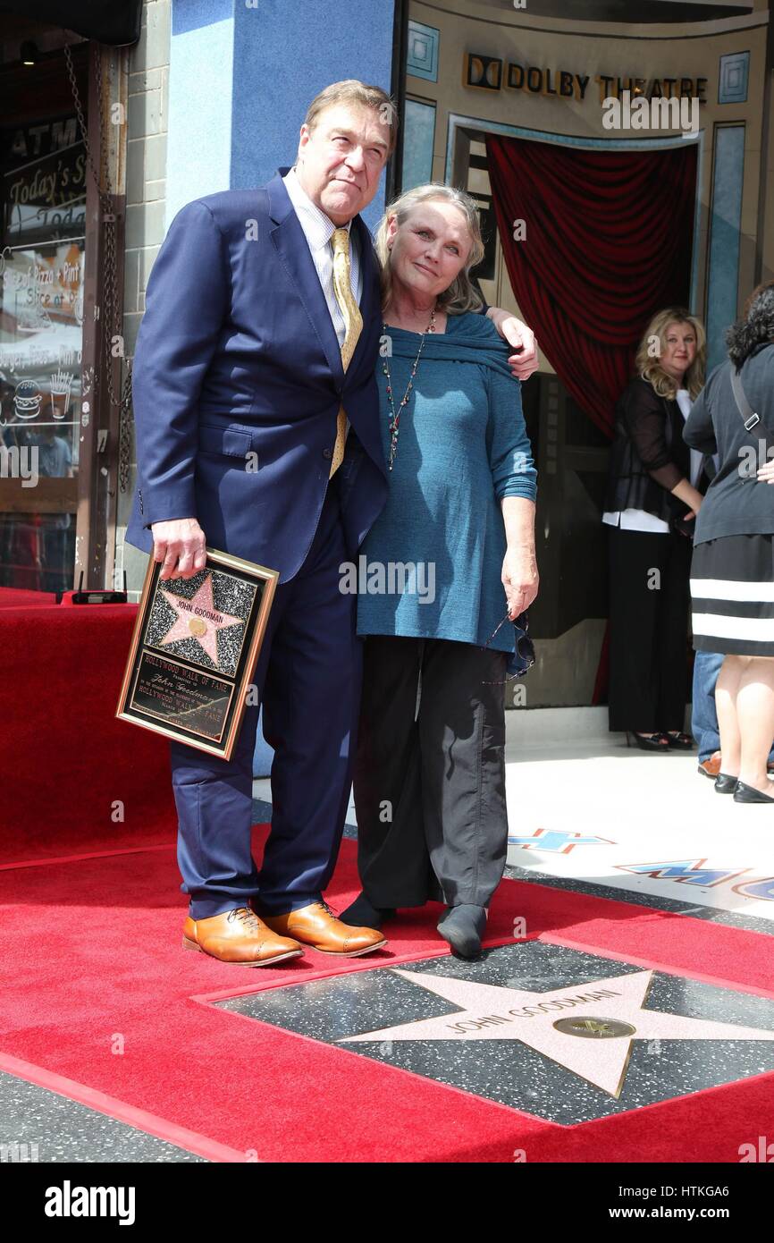 Los Angeles, CA, USA. 10 Mar, 2017. John Goodman, Tess Harper à la cérémonie d'intronisation pour l'étoile sur le Hollywood Walk of Fame pour John Goodman, Hollywood Boulevard, Los Angeles, CA, 10 mars 2017. Credit : Priscilla Grant/Everett Collection/Alamy Live News Banque D'Images