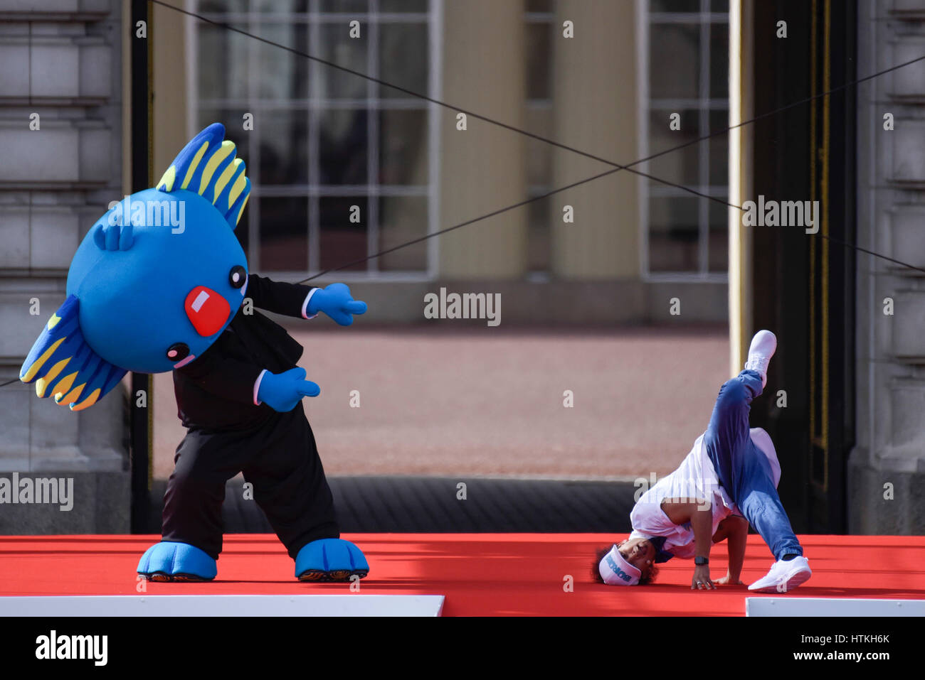 Londres, Royaume-Uni. Mar 13, 2017. (L) Borobi, le GC 2018 Mascot, procède à l'avance le lancement du Queen's baton Relay. Un message de Sa Majesté sera réalisée via un relais baton dans toutes les nations du Commonwealth en route pour la cérémonie d'ouverture des XXI Jeux du Commonwealth, dans la Gold Coast en Australie, le 4 avril, 2018. Crédit : Stephen Chung/Alamy Live News Banque D'Images