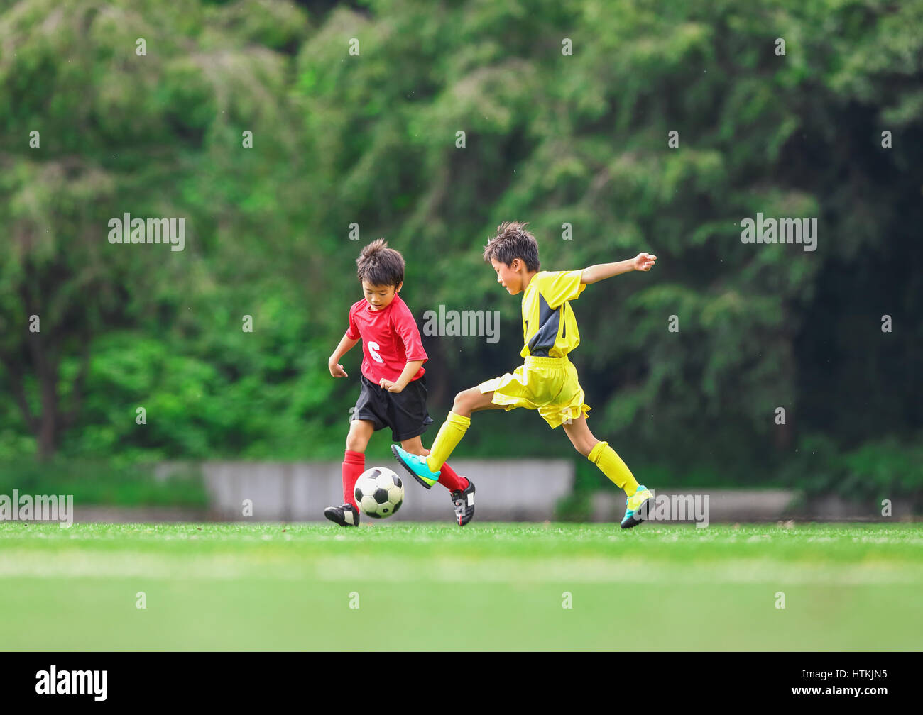 Enfants jouant au football japonais Banque D'Images