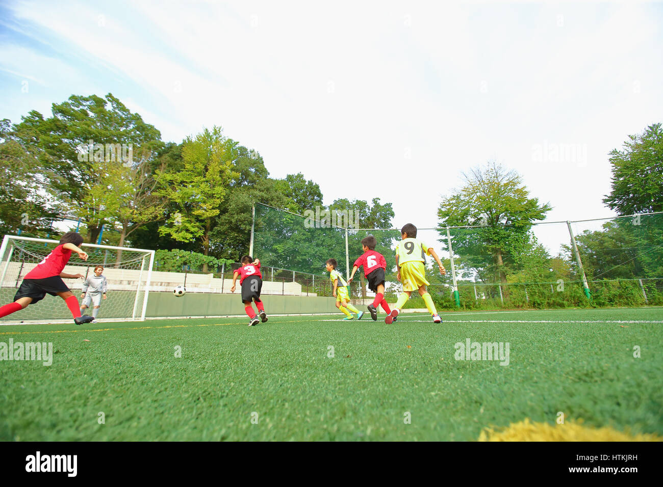 Enfants jouant au football japonais Banque D'Images