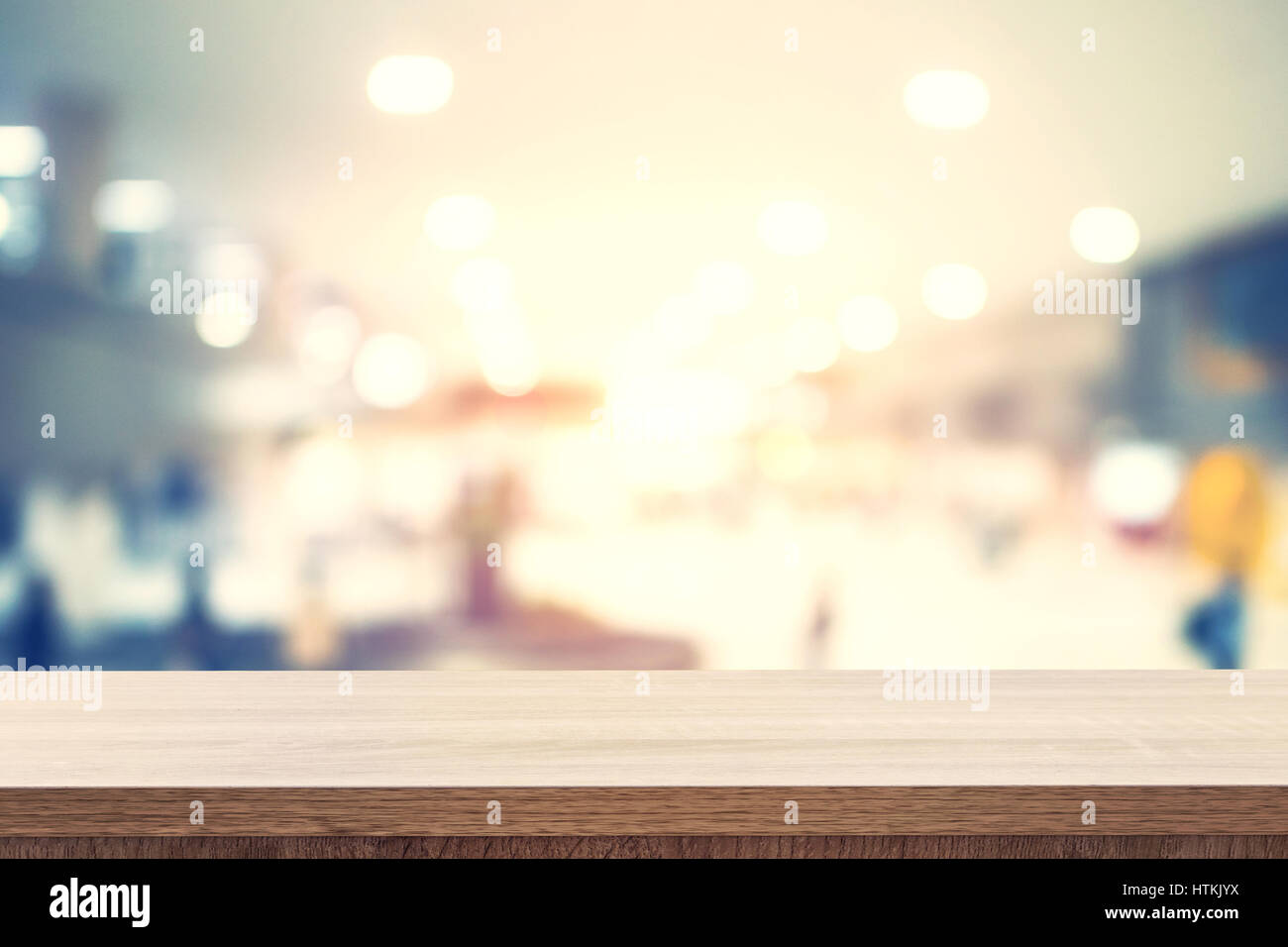 Table en bois vide pour le placement de produit ou un montage et floue à l'arrière-plan de l'aéroport terminal ministère. Banque D'Images