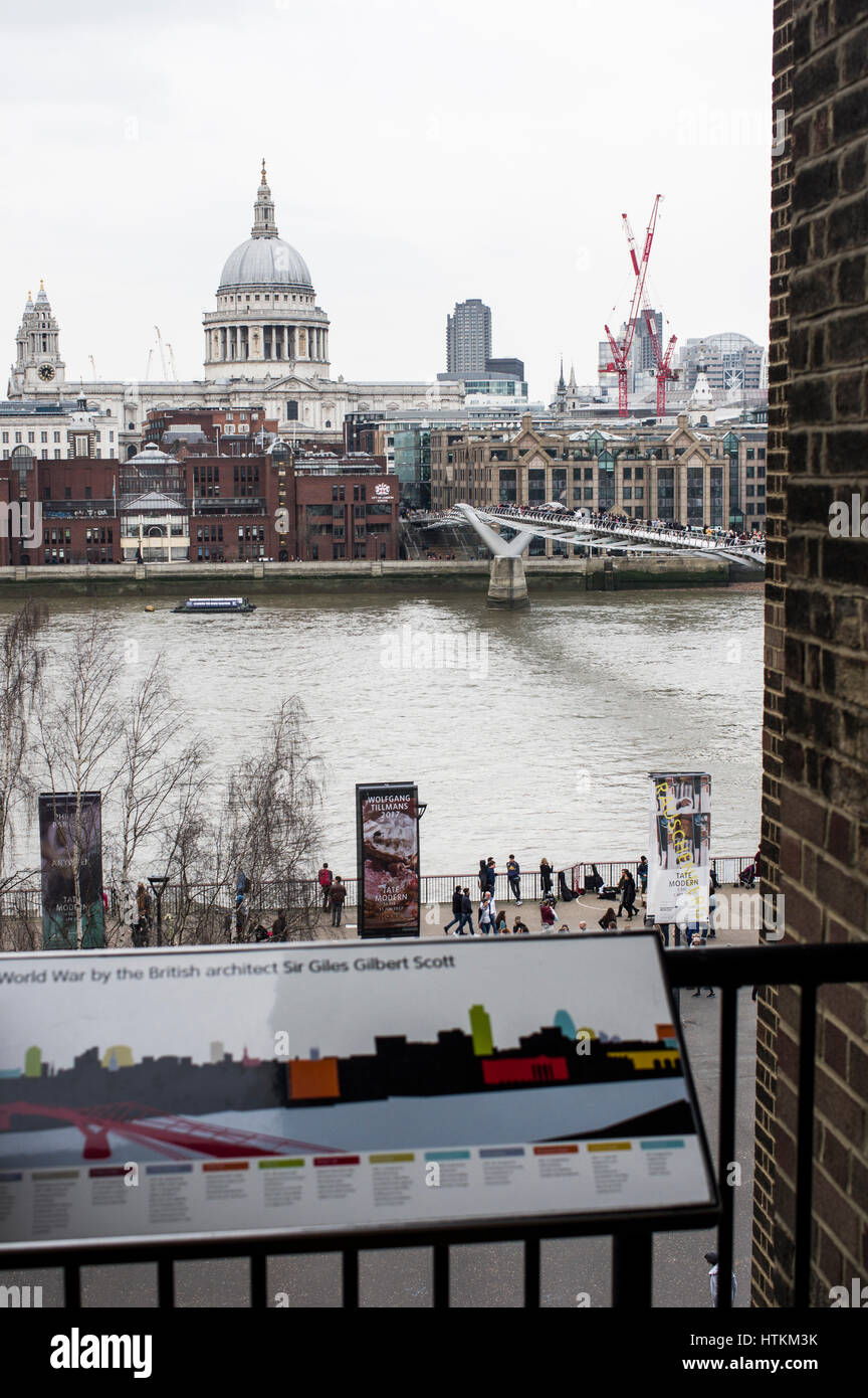 Vue de la Cathédrale St Paul et la City de Londres et Londres Millenium Bridge de la Tate Gallery balcon sur l'image en Mars Banque D'Images