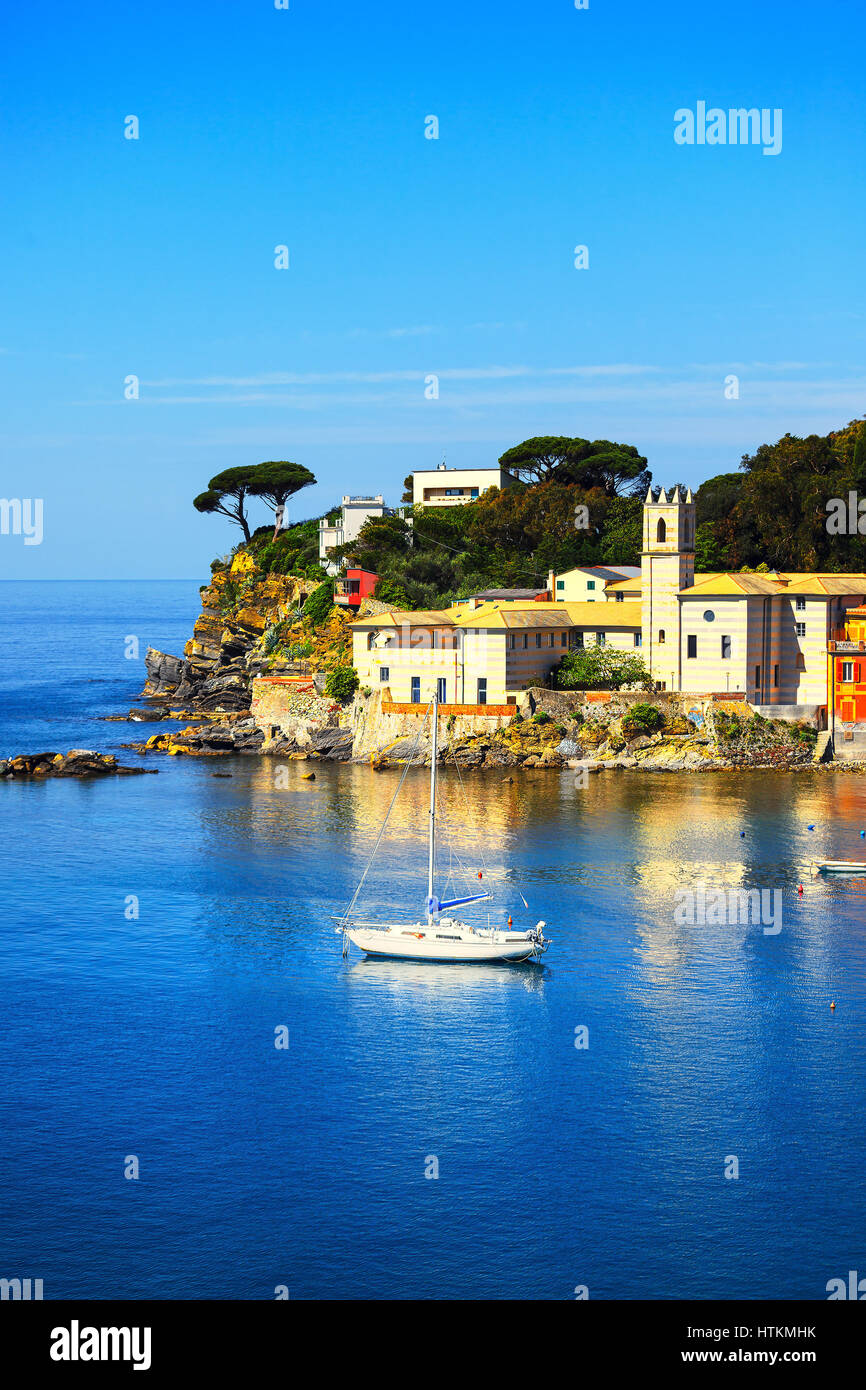 Sestri Levante silence bay ou Baia del Silenzio et port de mer et des arbres sur les rochers sur matin. Ligurie, Italie. Banque D'Images