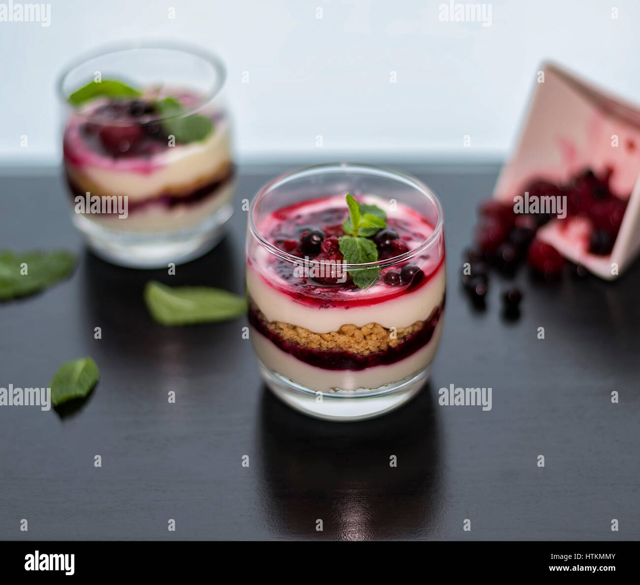 Bel été cheesecake à base de petits fruits mélangés Banque D'Images