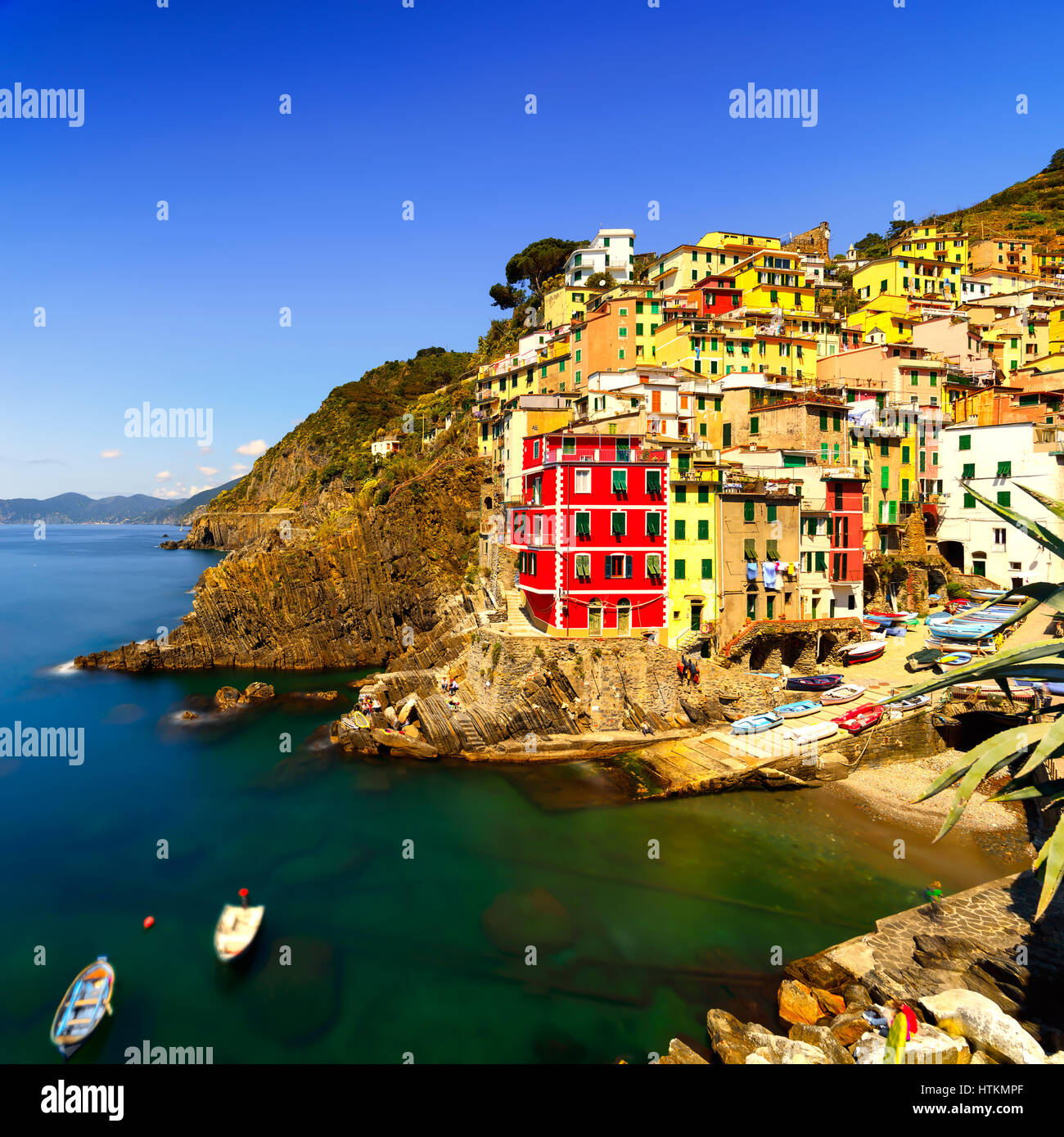 Riomaggiore village sur falaise rochers et mer au coucher du soleil., Paysage marin dans cinq terres, Parc National des Cinque Terre, la Ligurie Italie Europe. L'exposition longue Banque D'Images