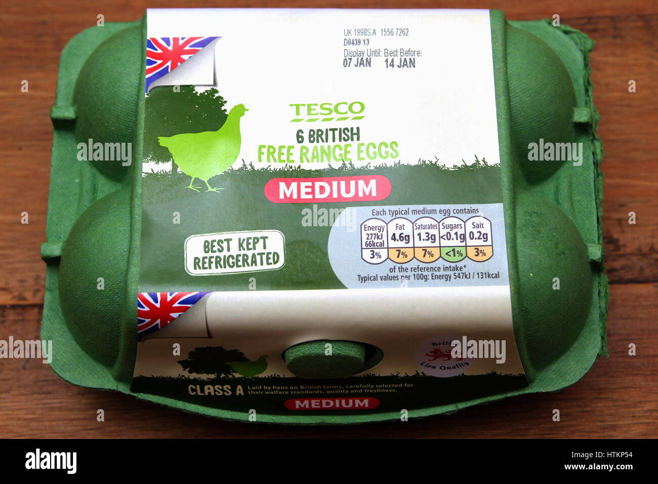 Camberley, UK - 31 déc 2016 : carton vert moyen britannique Tesco d''œufs Banque D'Images