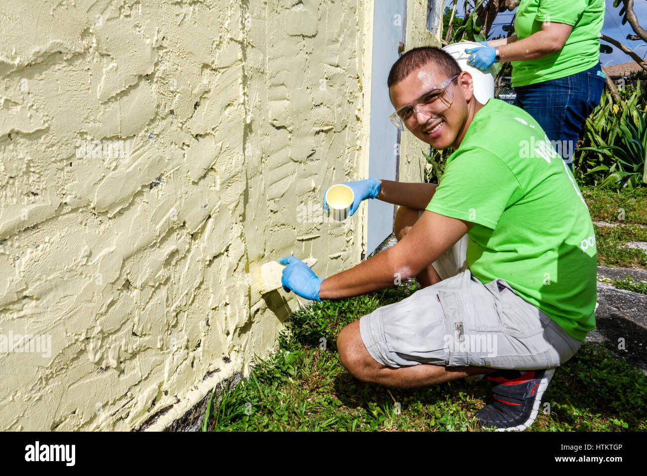 Miami Florida,Allapattah,Martin Luther King Jr. Day of Service,MLK,senior home repair,Hispanic man men male,Corporate Volunteer,FPL,painting,Brush,NRÉN Banque D'Images