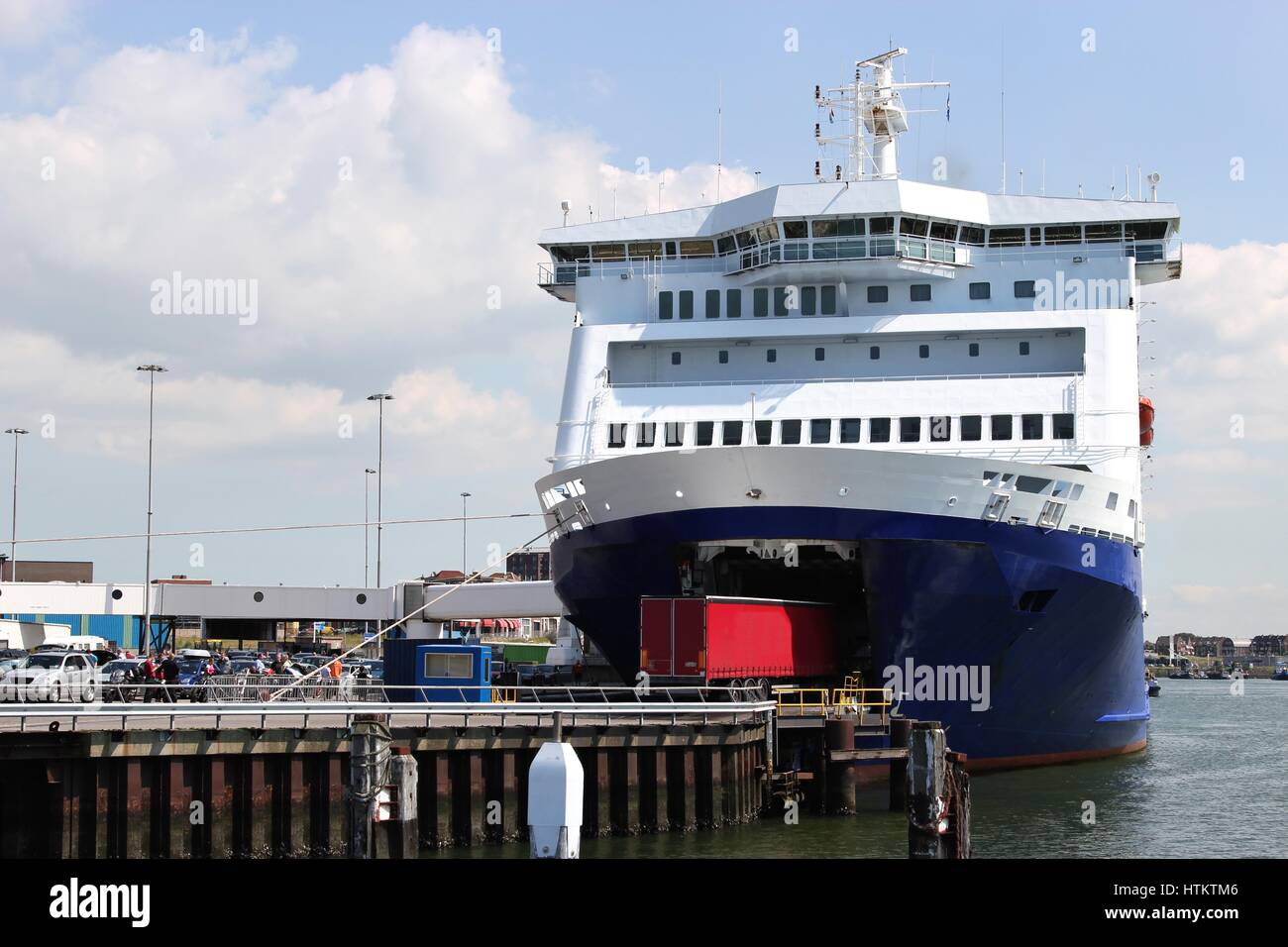 Traversier roulier à passagers dans le port Banque D'Images