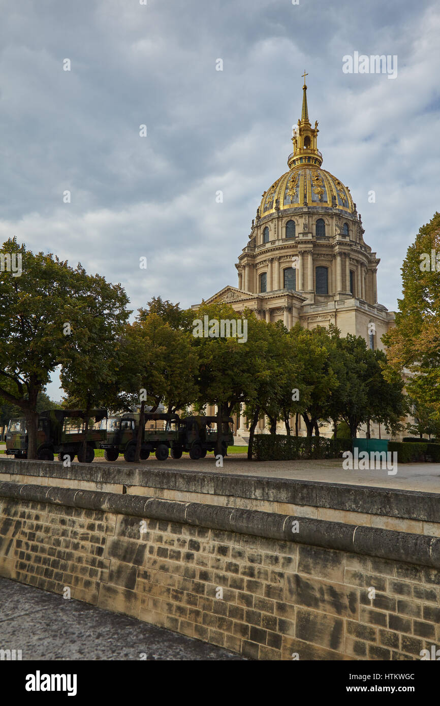 Vue sur le Dôme des Invalides de l'Hôtel National des Invalides à Paris, Ile-de-France, France Banque D'Images