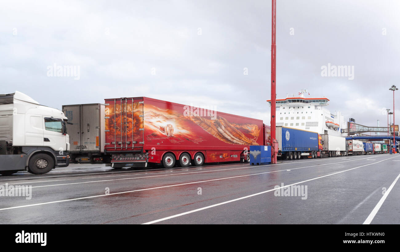 Les camions et remorques Cargo alignés dans le port de Göteborg pour l'embarquement ferry Stena Line à Fredrikshavn au Danemark Communiqué de modèle : N° des biens : Non. Banque D'Images