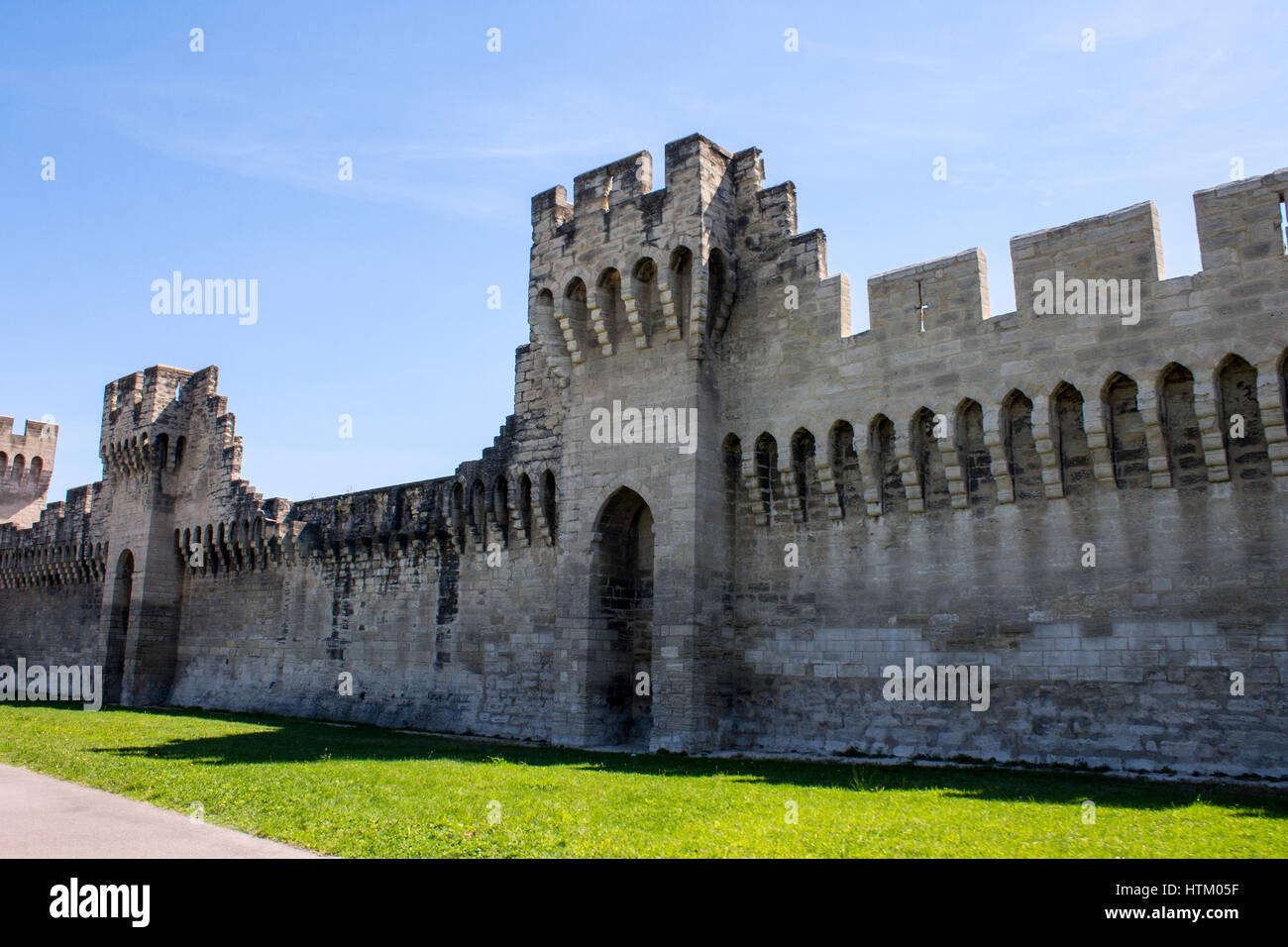 Les murs et les tours de la cité papale d'Avignon dans le sud de la France. Un site du patrimoine mondial depuis 1995. Banque D'Images