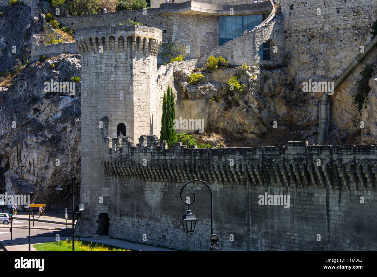 Les murs et les tours de la cité papale d'Avignon dans le sud de la France. Un site du patrimoine mondial depuis 1995. Banque D'Images