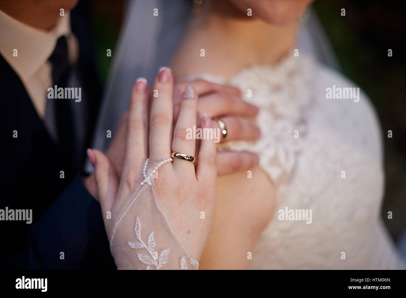Mariée et le marié mariage show mains avec anneaux d'or. Banque D'Images