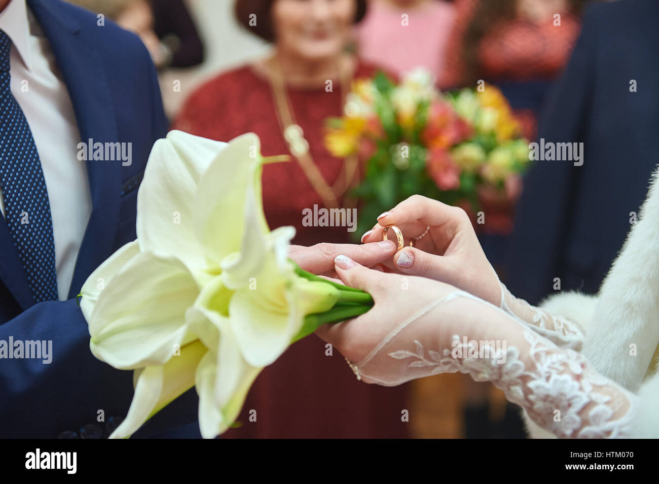 Mariée met à toiletter anneau lors de la cérémonie du mariage. Banque D'Images
