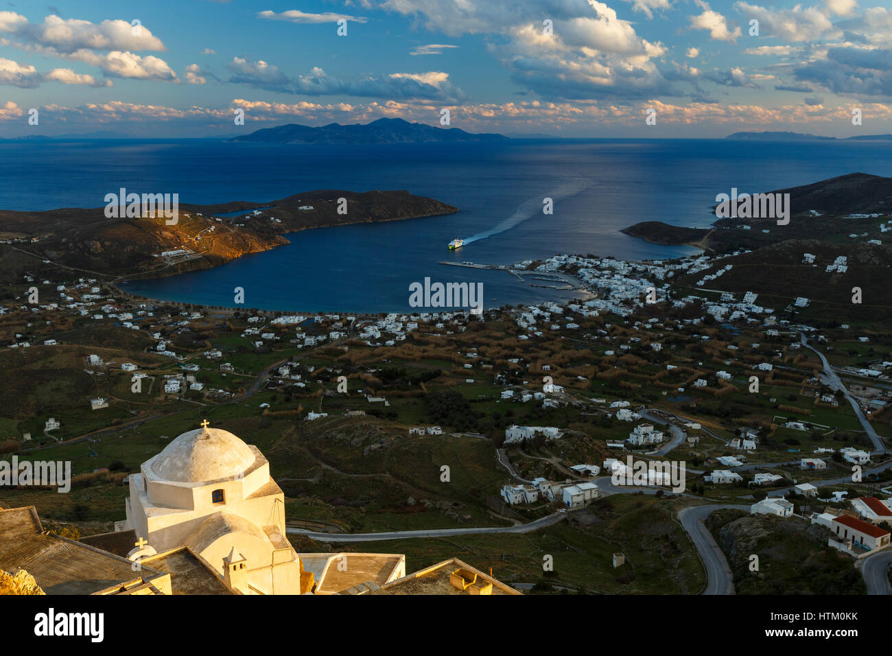 Vue sur le port, village de Livadi et Sifnos Island dans la distance de Chora, île de Serifos en Grèce. Banque D'Images