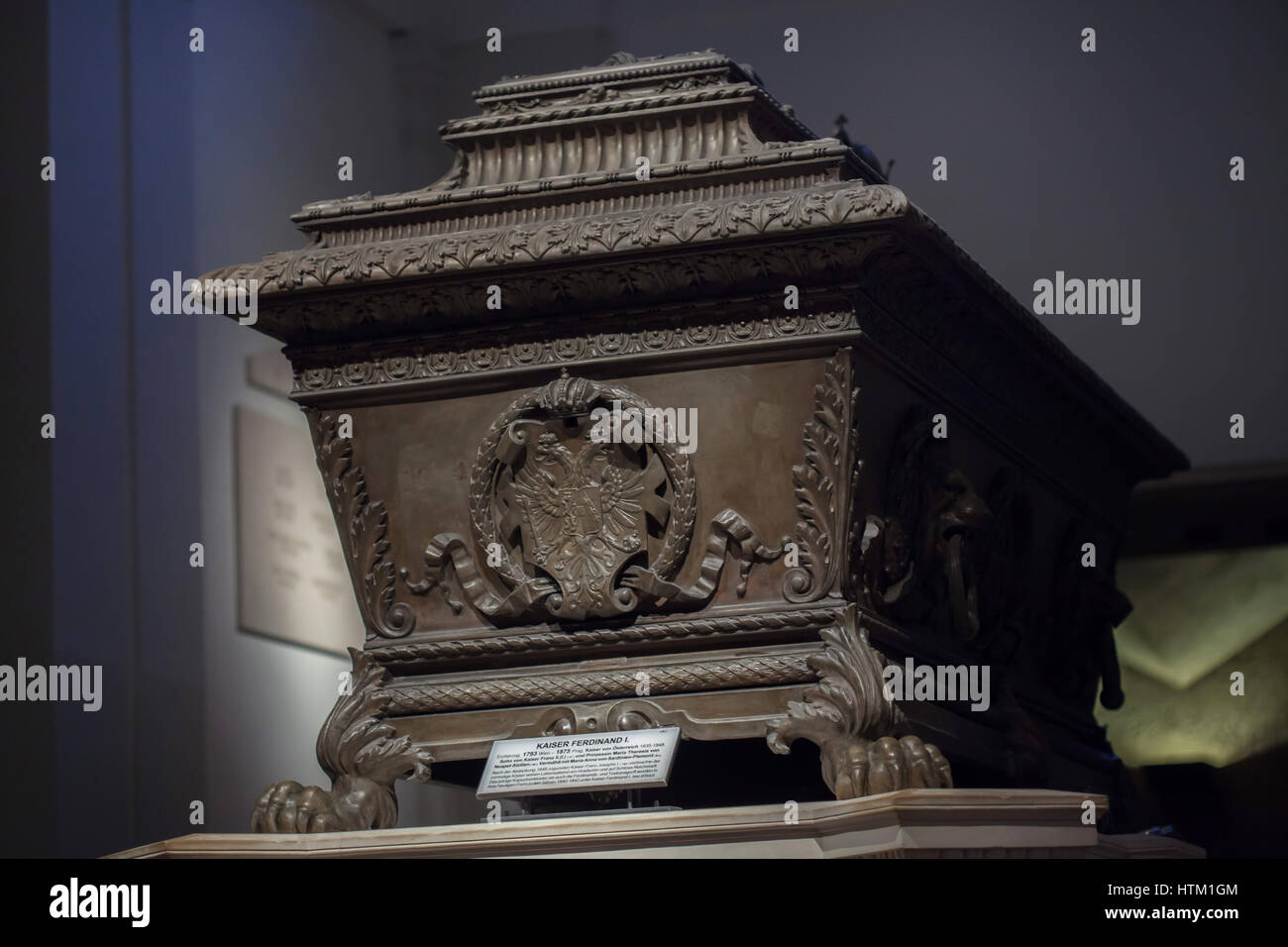 Sarcophage de l'empereur Ferdinand I d'Autriche (1793 - 1875) dans la Crypte impériale (Kaisergruft) à Vienne, Autriche. Il règne également en tant que le roi Ferdinand V de la Bohême. Banque D'Images