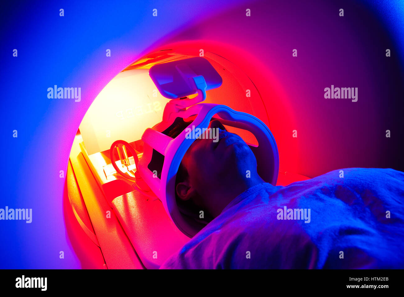 Patient en cours d'IRM à l'Université de Cardiff, École de psychologie, Cardiff, Pays de Galles, Royaume-Uni Banque D'Images