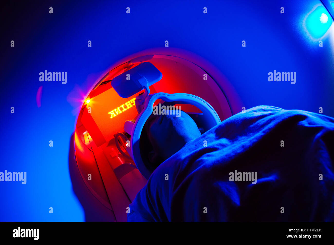 Patient en cours d'IRM à l'Université de Cardiff, École de psychologie, Cardiff, Pays de Galles, Royaume-Uni Banque D'Images