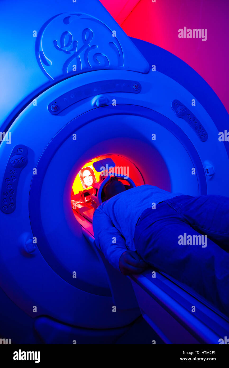 Patient en cours d'IRM à l'Université de Cardiff, École de psychologie, Cardiff, Pays de Galles, Royaume-Uni Banque D'Images