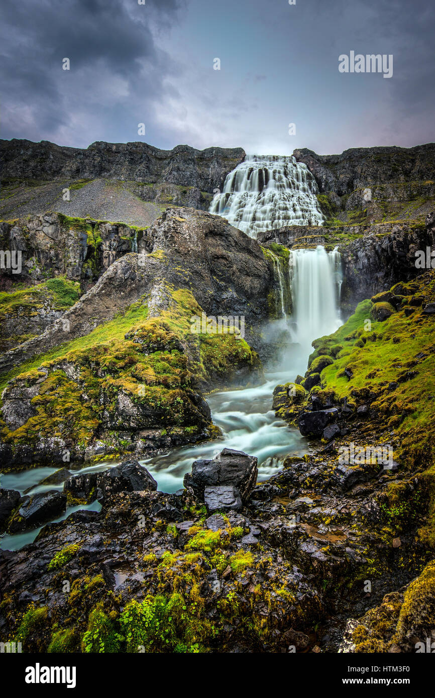 L'un des plus uniques de cascades d'Islande, Dynjandi est situé au milieu de paysages magnifiques Banque D'Images