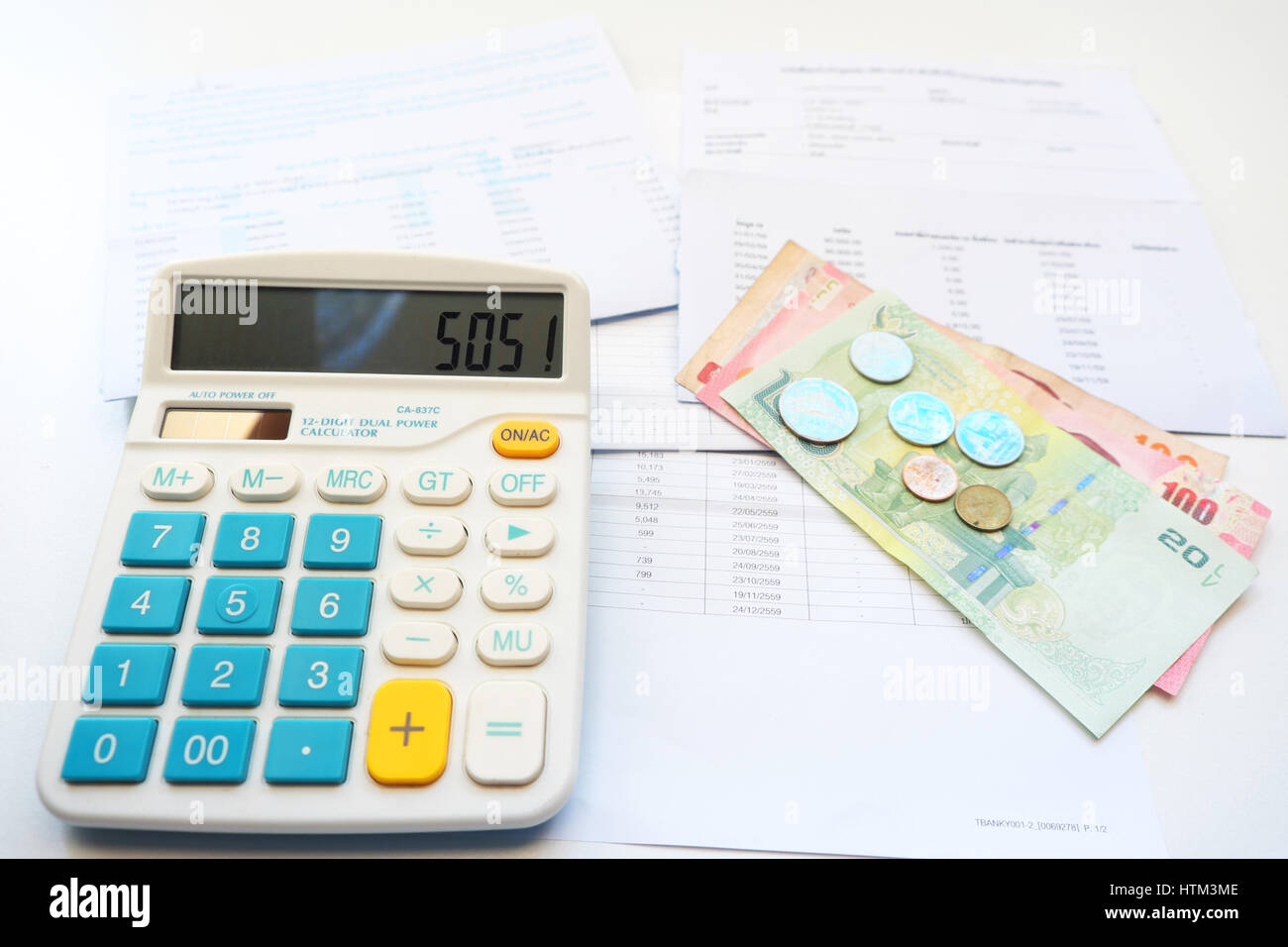 Image concept crise financière. Rapport financier, l'argent et calculatrice avec signal SOS. Banque D'Images