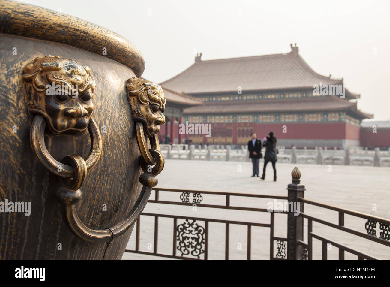 Détail de la poignée bronze ouvragée sur la TVA à l'intérieur de la Cité Interdite, Pékin, Chine Banque D'Images