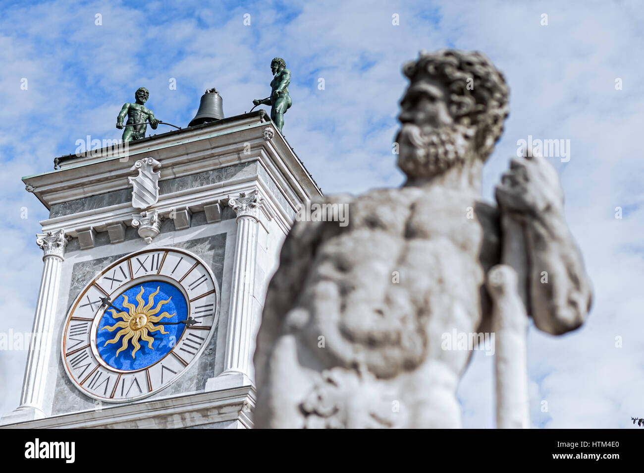 Tour de l'horloge avec Bell. En premier plan la floue Statue d'Hercule. Banque D'Images