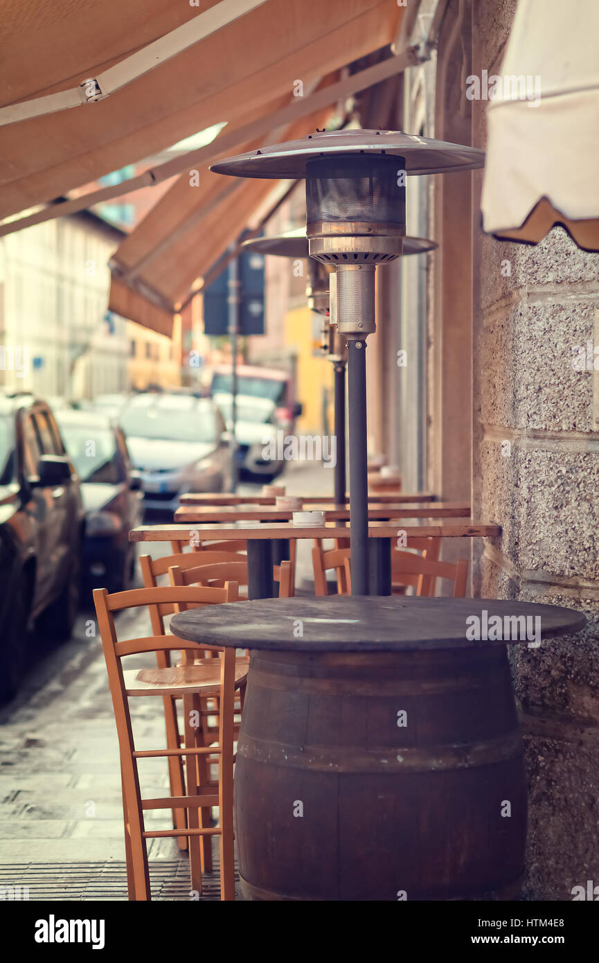 Chauffage au gaz, chauffage de terrasse, parasol chauffant, de champignons.  Des tables pour manger à l'extérieur Photo Stock - Alamy