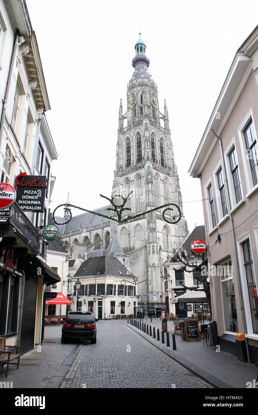 97m de haut tour de l'église de Notre Dame (Onze-Lieve-Vrouwekerk) dans la ville de Breda, North Brabant, Pays-Bas. Banque D'Images