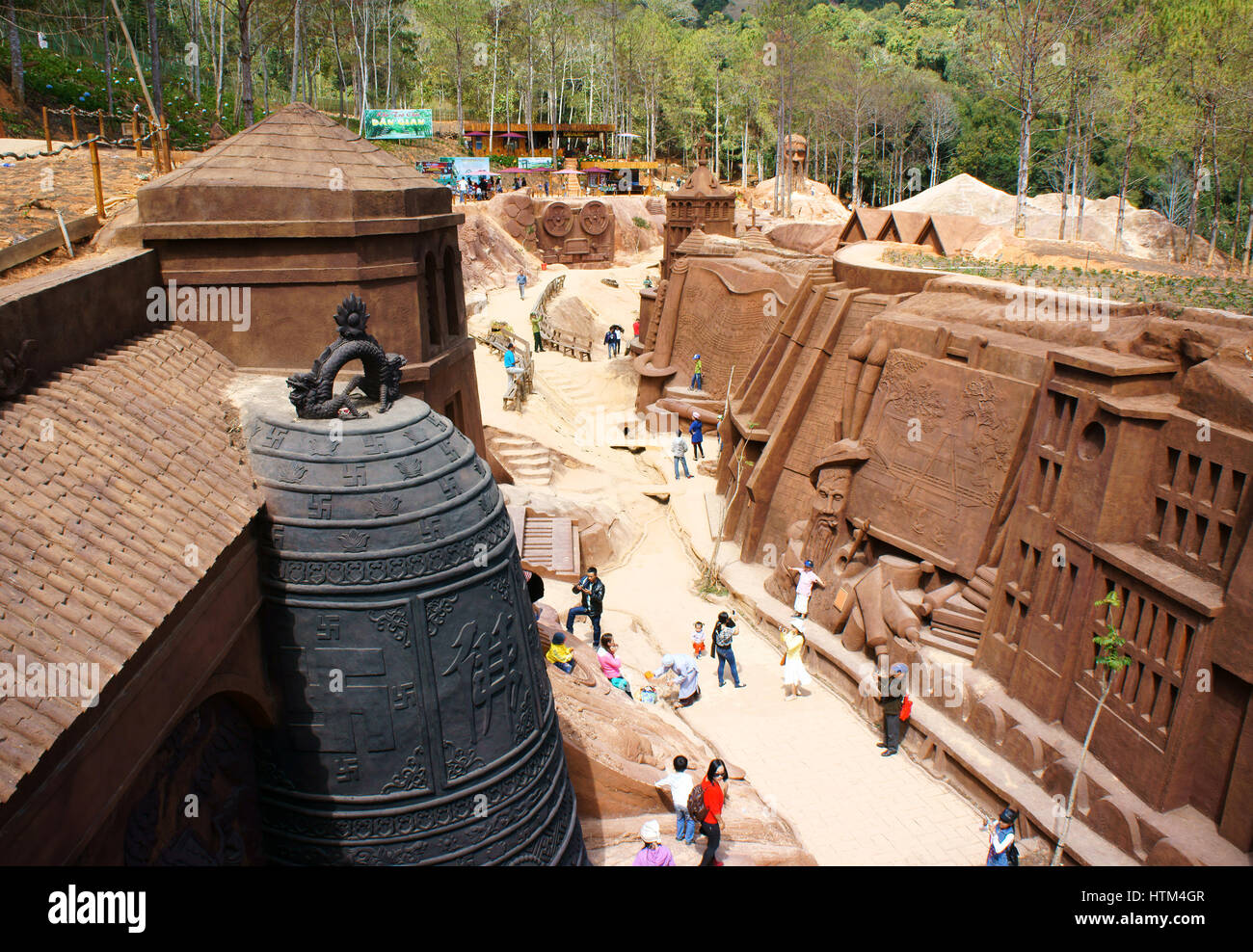 DA LAT, VIET NAM, destination de tourisme du Vietnam, la sculpture de l'argile du tunnel, foule de travailler dans l'architecture voyage voyageur forêt, Dalat, Vietnam Banque D'Images