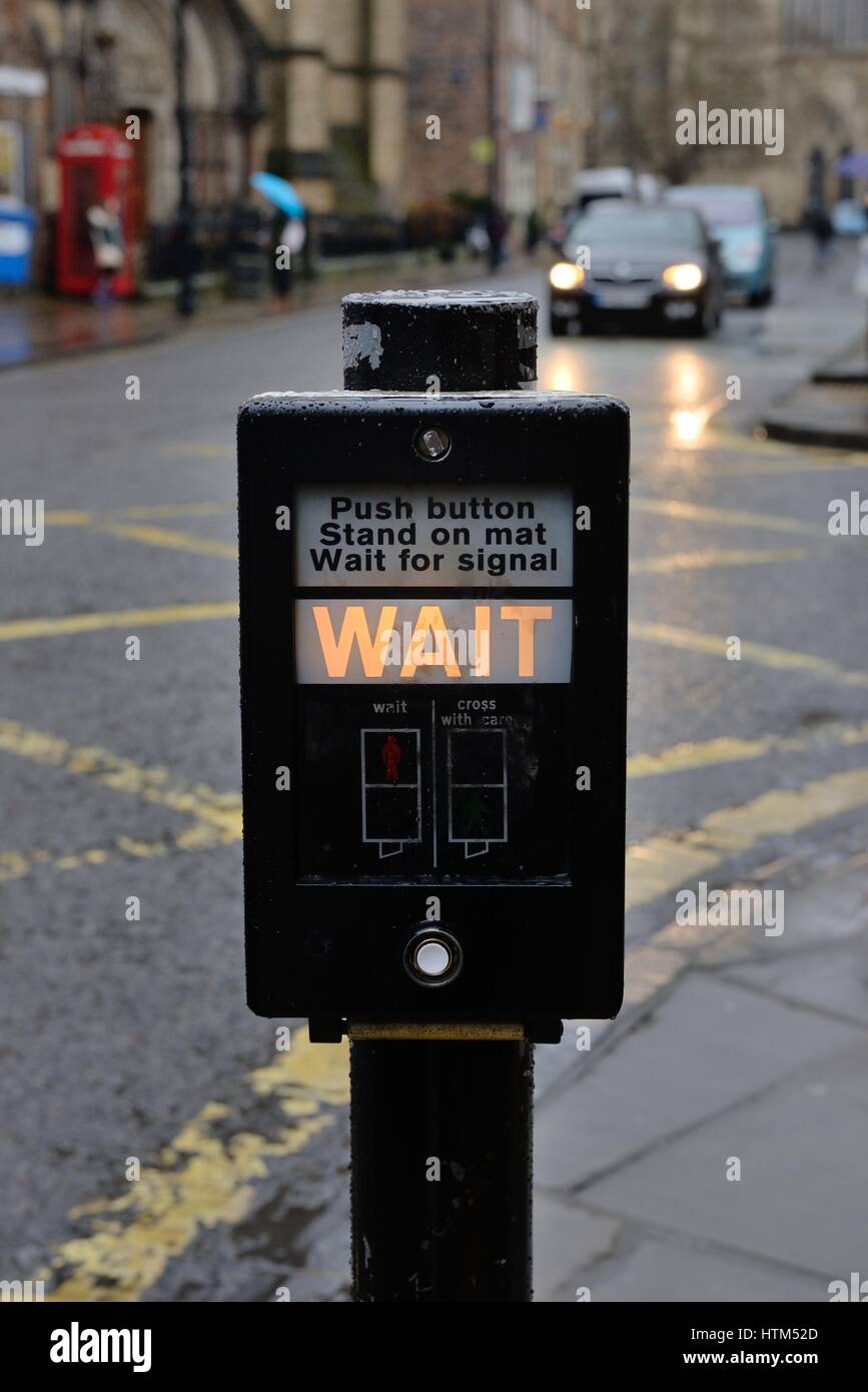 Appuyer sur le bouton feu de circulation passage contrôlé pour les piétons au Royaume-Uni Banque D'Images