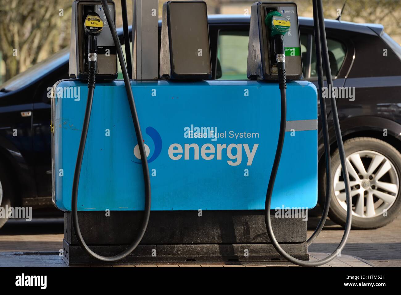Pompes à carburant de l'énergie à une station essence Esso au Royaume-Uni Banque D'Images