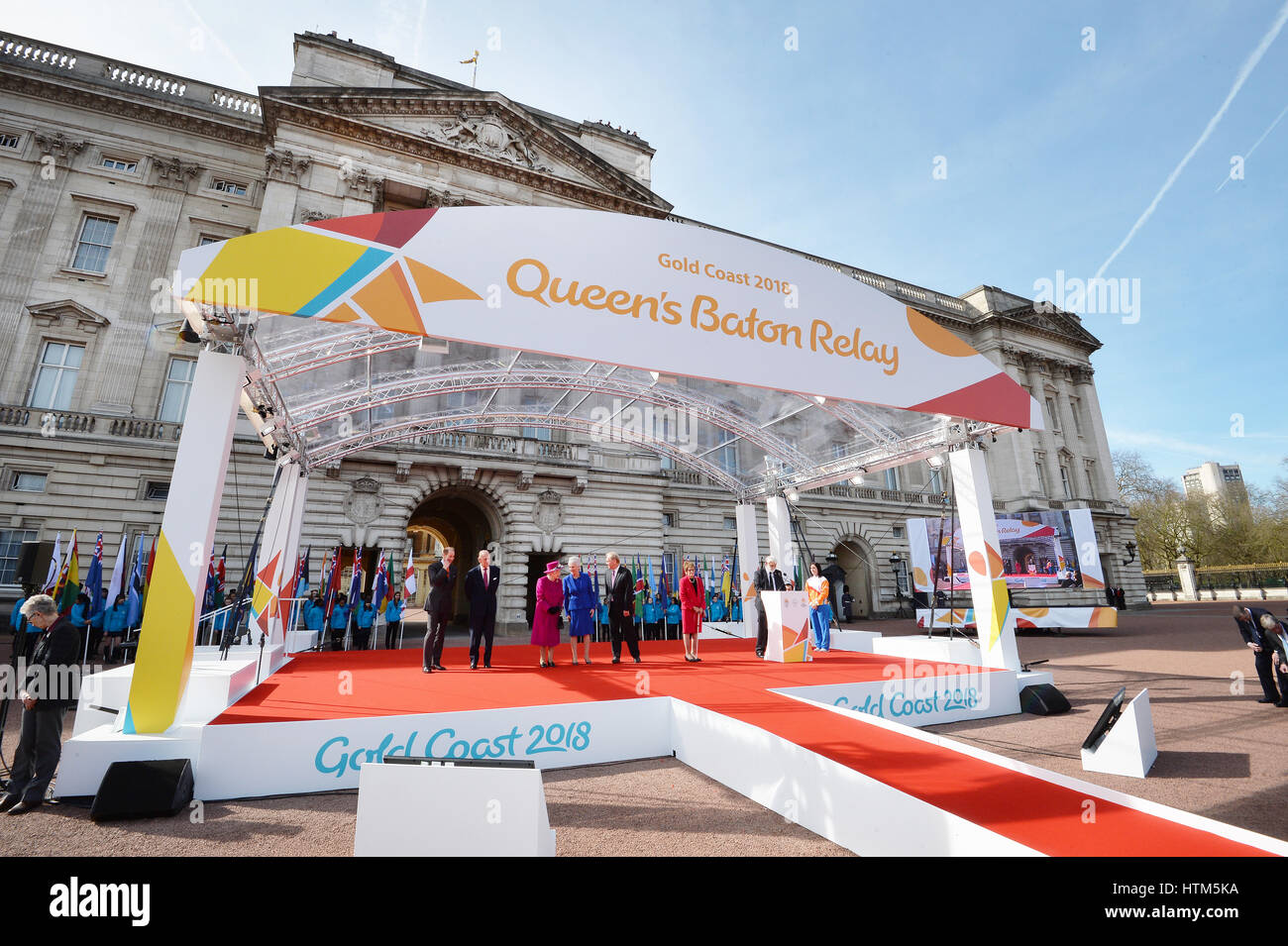 La reine Elizabeth II, le duc d'Édimbourg et le comte de Wessex inscrivez-vous d'autres dignitaires pour lancer le Queen's baton Relay POUR LES XXIES Jeux du Commonwealth qui aura lieu sur la Côte d'or en 2018 à Buckingham Palace, Londres. Banque D'Images