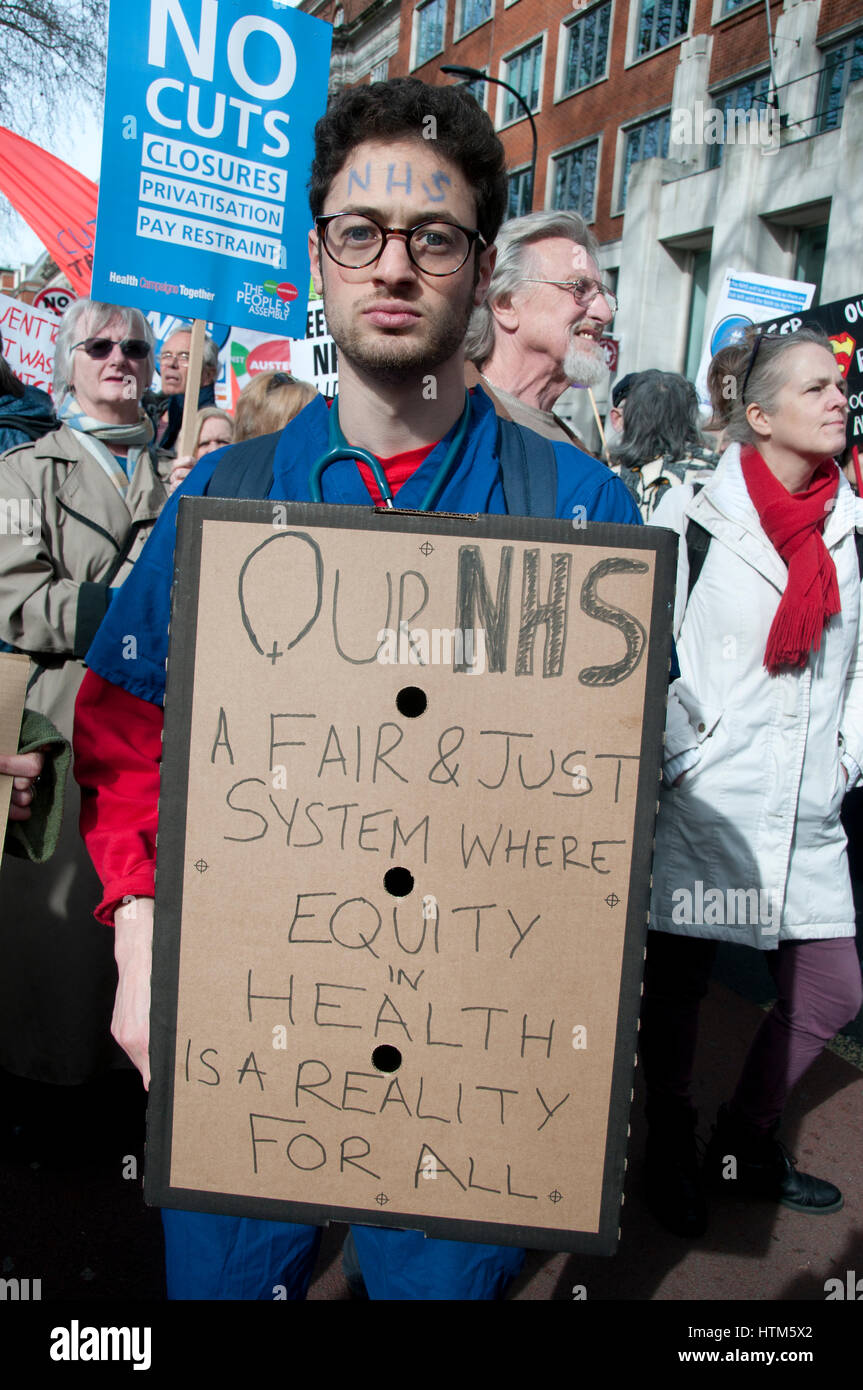 Le centre de Londres. 3 mars 2017 . Des milliers de travailleurs de la santé, des militants et des membres du public ont protesté contre l'austérité dans le service de santé Banque D'Images