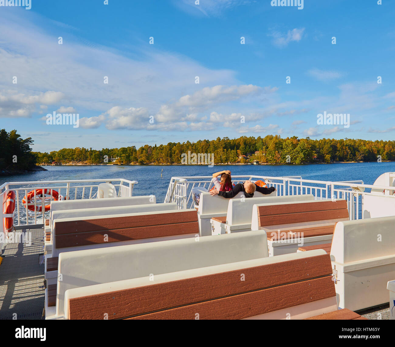 Les passagers assis sur le pont extérieur de ferry naviguant dans l'archipel de Stockholm, Suède, Scandinavie Banque D'Images