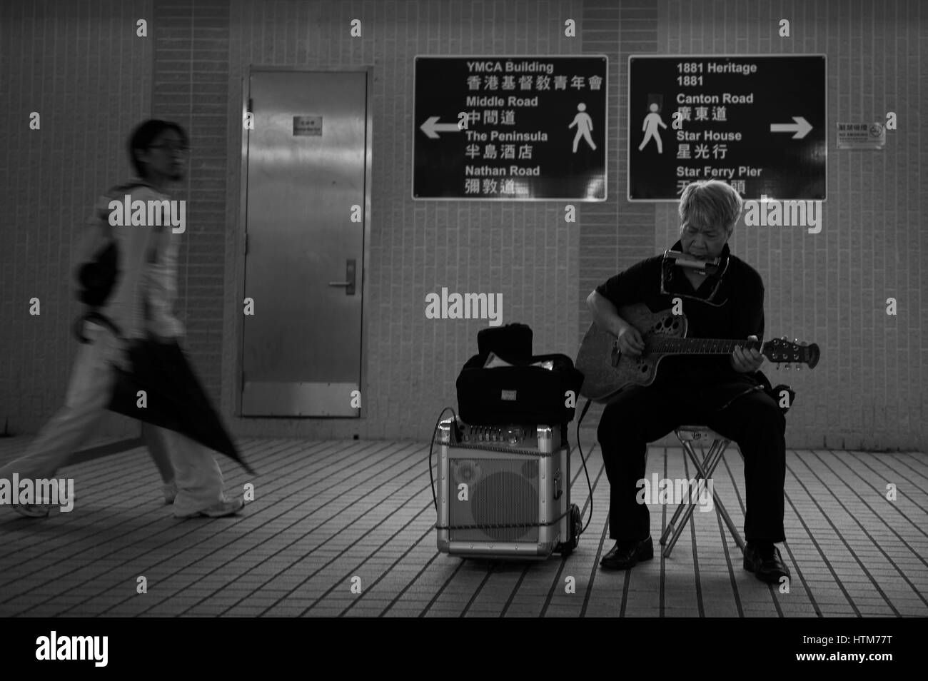 Un musicien de rue qui est à Hong Kong, Chine. Banque D'Images