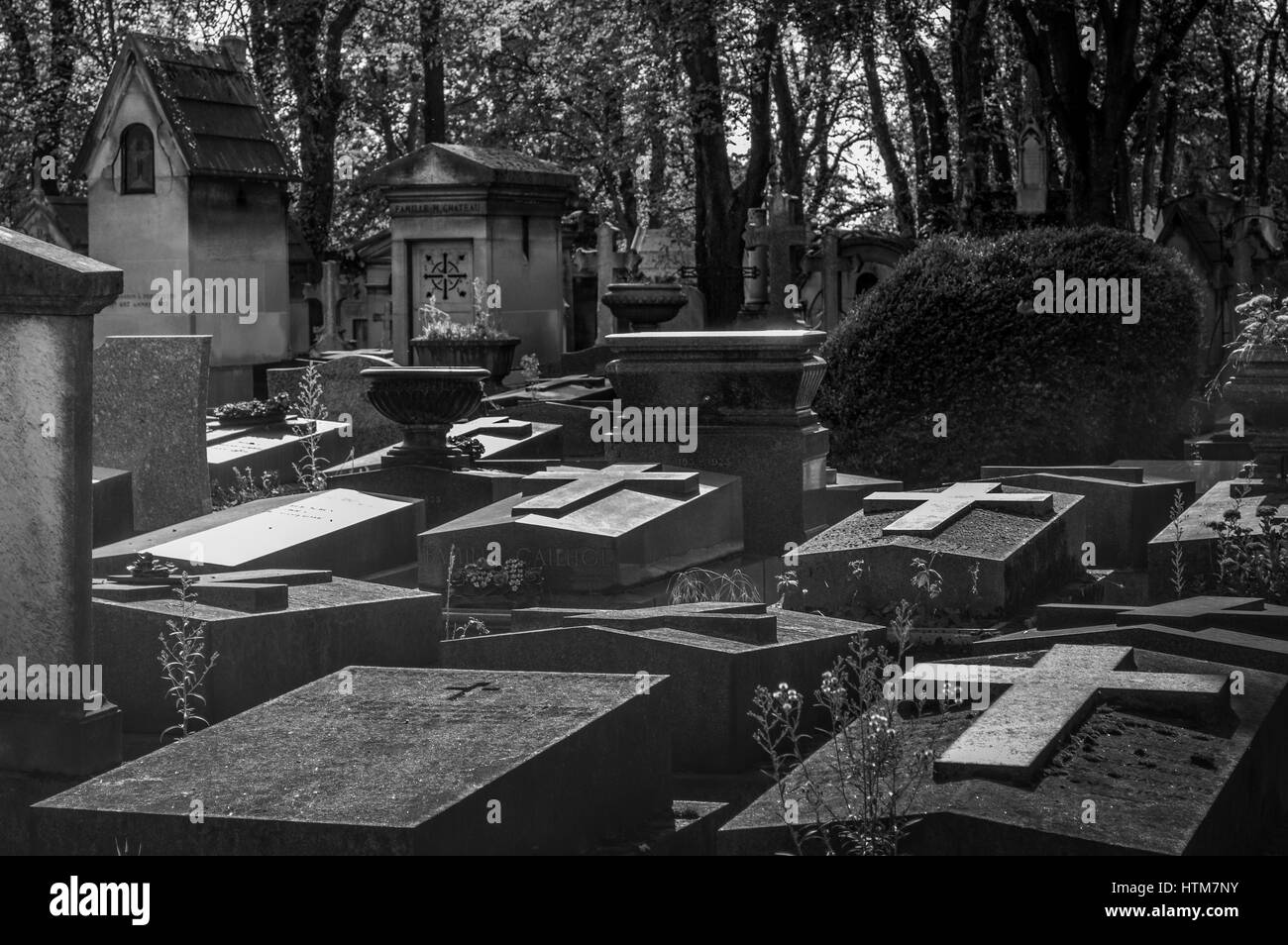 Tombes Et Croix Dans Le Cimetiere Du Pere Lachaise A Paris En Noir Et Blanc Photo Stock Alamy