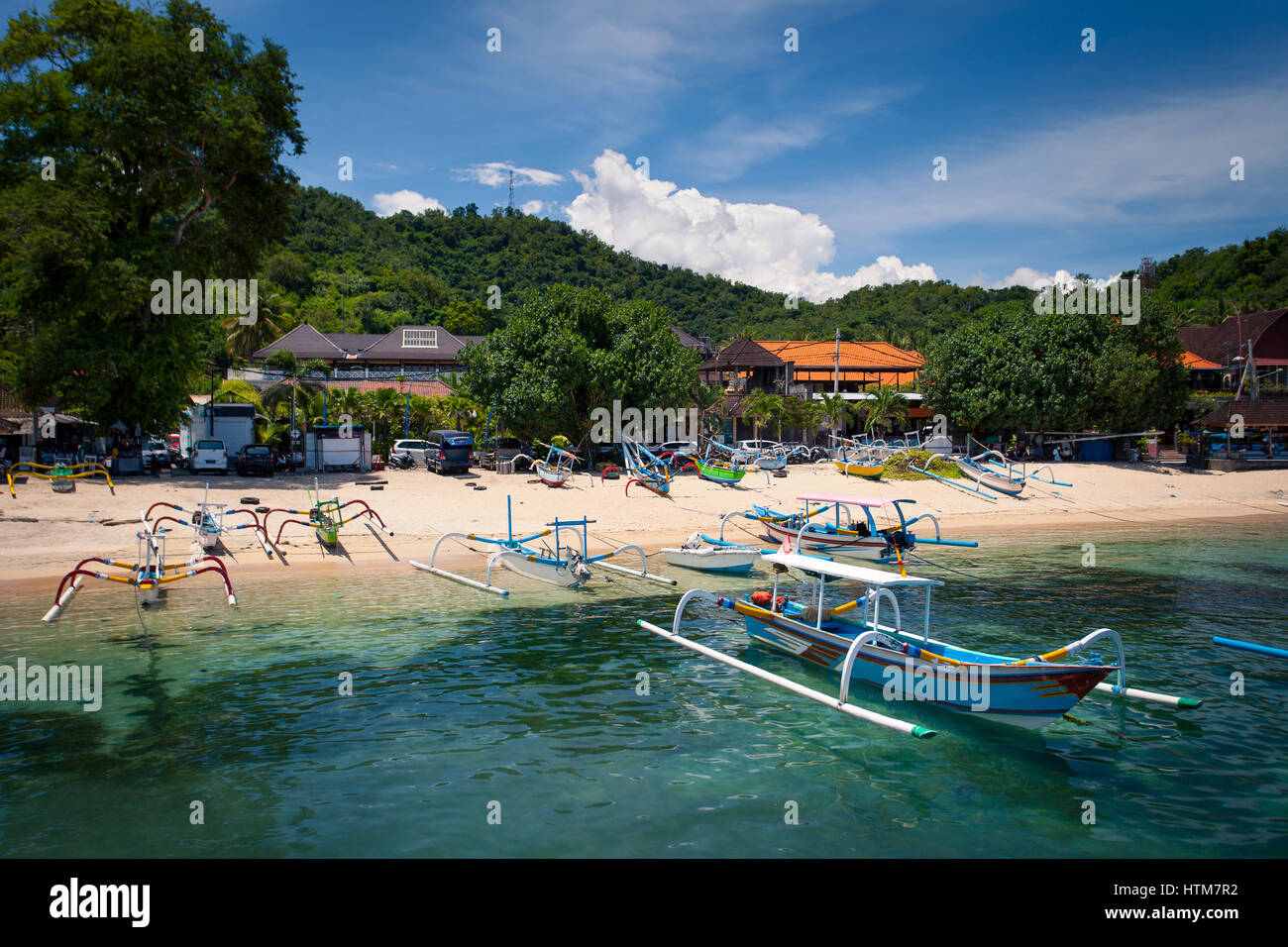 Bateaux de pêche sur la plage à le bleu du ciel et l'eau claire, Bali Indonésie Banque D'Images