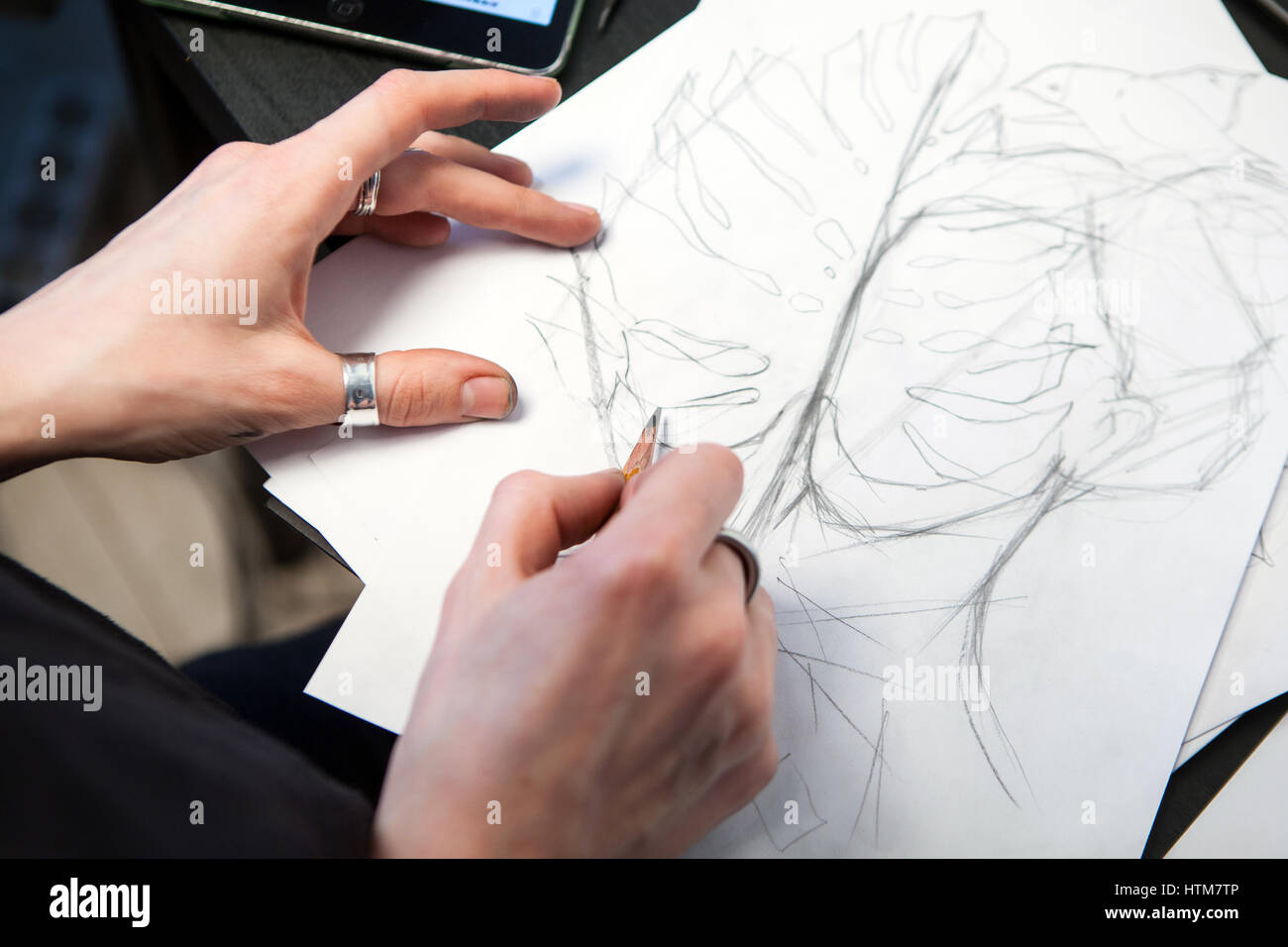 Girl tatoueur Dessine un croquis. Close-up of hands Banque D'Images