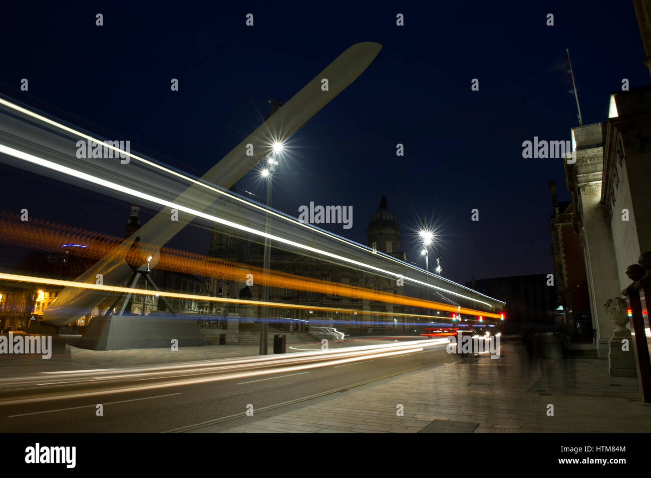 Light trails des bus passant sous la lame de l'éolienne sur l'affichage dans le cadre de l'UK Ville de Culture 2017 à Kingston Upon Hull Banque D'Images